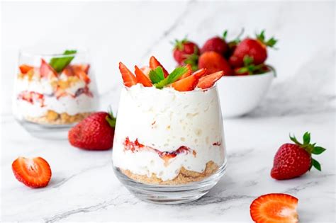 Postre De Fresas Con Cocolate Blanco Nata Montada Granola Y Fresas