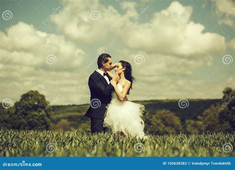 Wedding Couple On Green Grass And Blue Sky Stock Image Image Of Blue Field 150638383