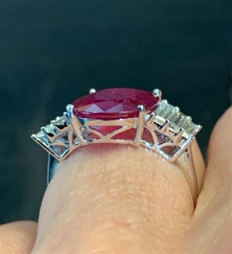 Proantic Bague Sertie D Un Rubis Entouré Diamants Taille Baguette