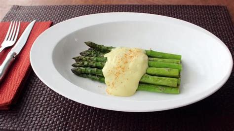 Quick And Easy Hollandaise Sauce In The Microwave Recipe Easy Hollandaise Easy Hollandaise