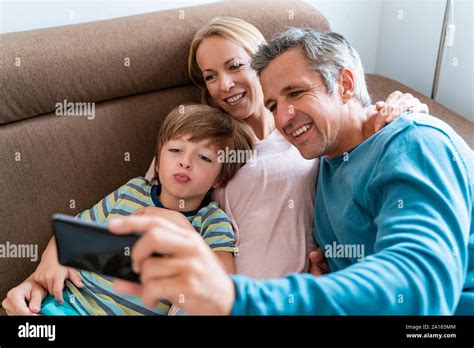 Hijo Cuidando A Un Padre Imagen Fotograf As E Im Genes De Alta