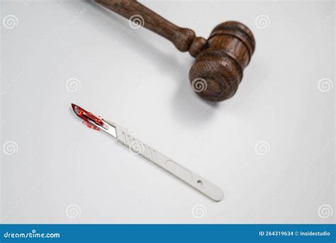 Un Scalpel Couvert De Sang Et Un Javel En Bois Photo Stock Image Du