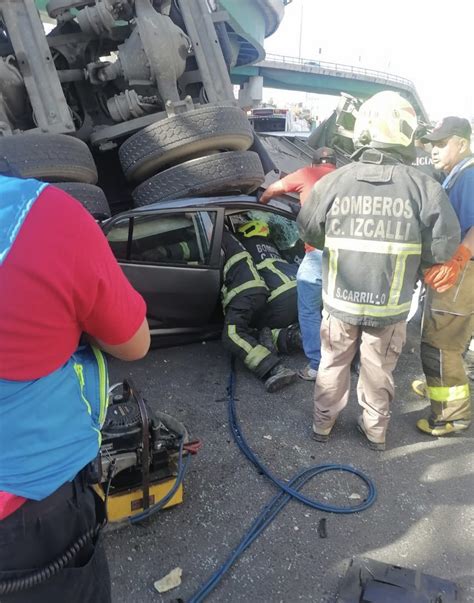 Un tráiler cae de un puente y aplasta varios coches en una vía de México