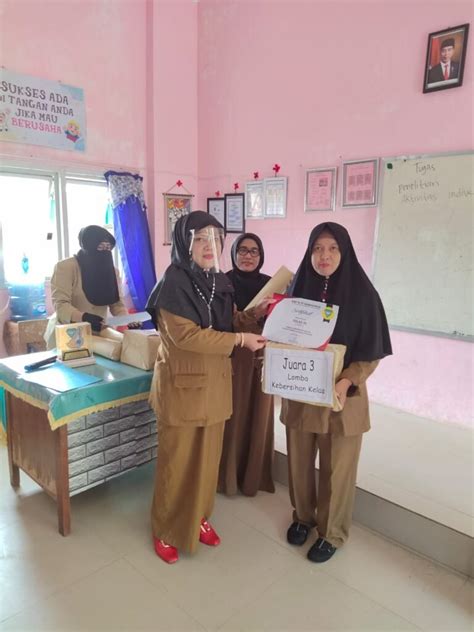 Pembagian Piala Bergilir Dari Kepsek Untuk Pemenang Lomba Kebersihan Kelas