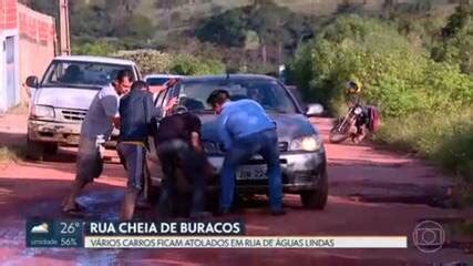 Motoristas têm prejuízo em rua cheia de buracos em Águas Lindas no