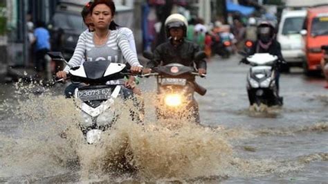 Tips Aman Cegah Motor Mogok Saat Menerobos Genangan Air Di Jalan