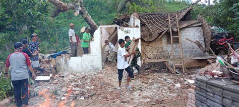 Koramil Tirtoyudo Bantu Evakuasi Pohon Tumbang