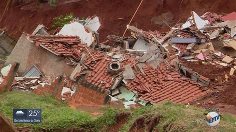 Duas Casas Desabam E Cinco S O Abaladas Ap S Terreno Ceder Durante