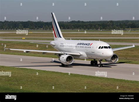 Airbus a318 landing hi-res stock photography and images - Alamy