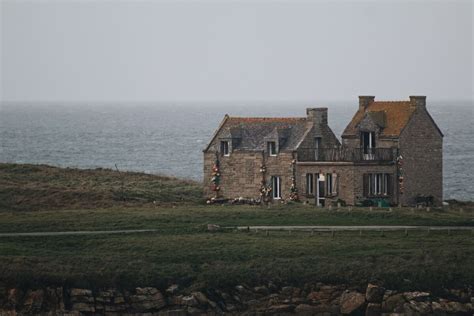 Elle sinstalle sur une île déserte avec son compagnon un petit