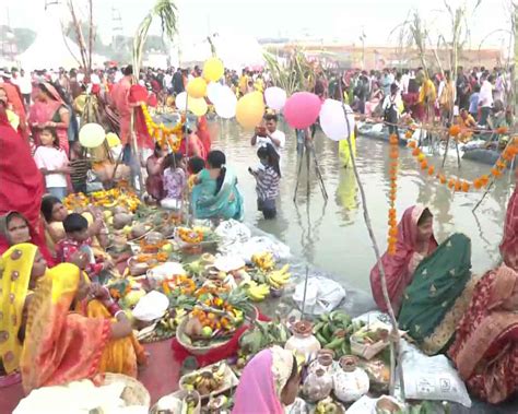 Sans Covid Curbs Thousands Throng Ghats In Delhi For Chhath Puja