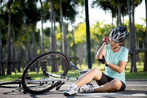 Lesiones En Bicicleta Joven Ciclista Cay De La Bici De Carretera