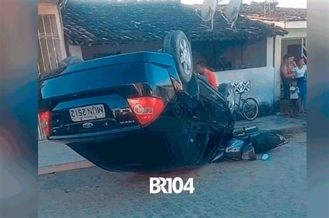 Vídeo Câmeras flagram exato momento em que idosa capota carro em União