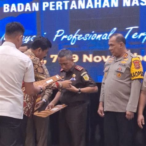 Kejati Sulut Terima Piagam Dan Pin Emas Dari Menteri ATR BPN SINDOMANADO