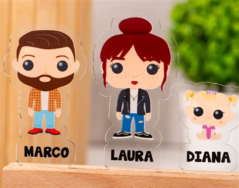 Familia Funko De Metacrilato Con Base De Madera Regalo Original