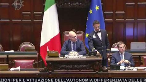 Pd Sventola Tricolore In Aula In Risposta A Deputata Con Maglia Vento