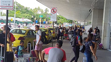 Passageiros movimentam o Aeroporto Santos Dumont para o início do