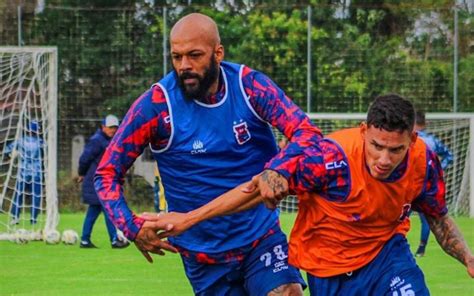 Escalação do Paraná Tcheco muda jogadores e o esquema tático