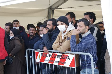 Sicilia Maxi Sbarco Da Migranti In Approdati A Messina