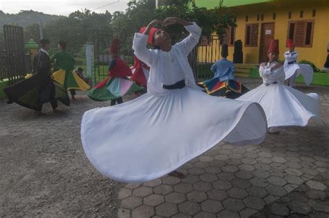 Santri Berlatih Ketenangan Diri Lewat Tarian Sufi Foto Tempo Co