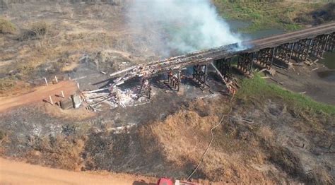 Ponte De Madeira Tem Parte Destru Da Ao Ser Atingida Por Fogo No