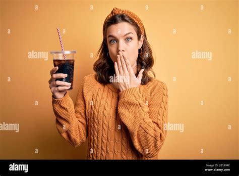 Une Jeune Fille Blonde Buvant Un Verre De Soda Sucr E Sur Fond Jaune