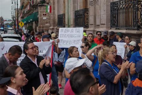 Trabajadores Del Poder Judicial De Michoacán Protestan En Palacio De