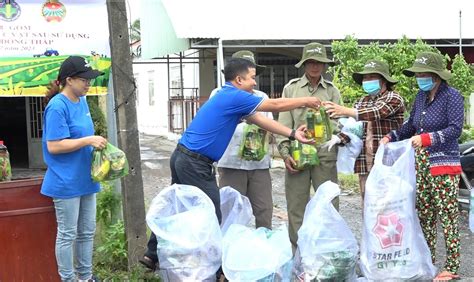 Nông dân làng hoa Sa Đéc thu gom bao bì chai thuốc bảo vệ thực vật đổi quà