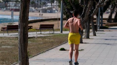 Cambrils podrá multar con 200 euros por ir sin camiseta por la calle