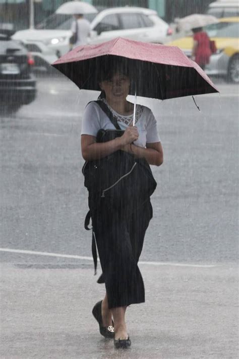 下班注意！大雨特報6縣市雨彈來襲 新竹、宜蘭、北北基桃民眾要帶雨具 新頭殼 Line Today