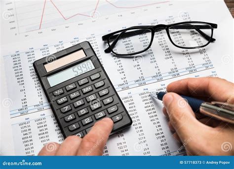 Zakenman Calculating Financial Sheet Stock Afbeelding Image Of