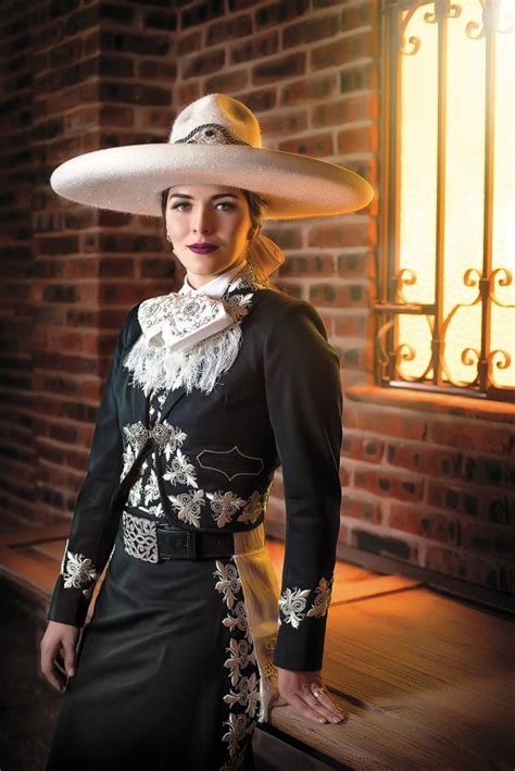 ⭐️229 Mujer Vestida De Mariachi Traje De Mariachi Mujer Traje Charro De Gala Traje De Mariachi