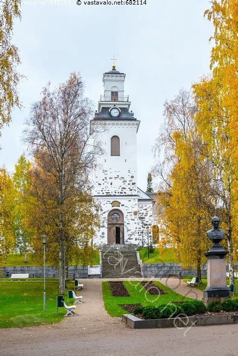 Kuva Kuopion Tuomiokirkko Ja Snellmanin Patsas Kirkko Tuomiokirkko