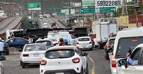 Vuelca camión y mata a mujer que viajaba en motocicleta en la México