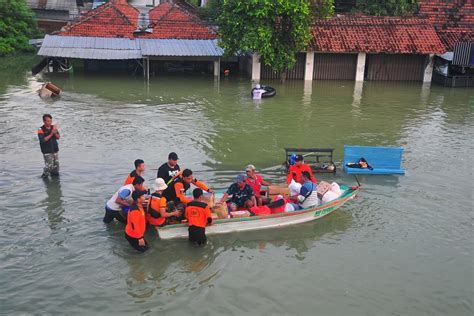 Jalur Pantura Demak Kudus Mulai Dibuka Banjir Di Jalanan Surut