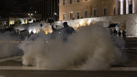 Nach Zugungl Ck Proteste Und Randale In Griechenland Tagesschau De