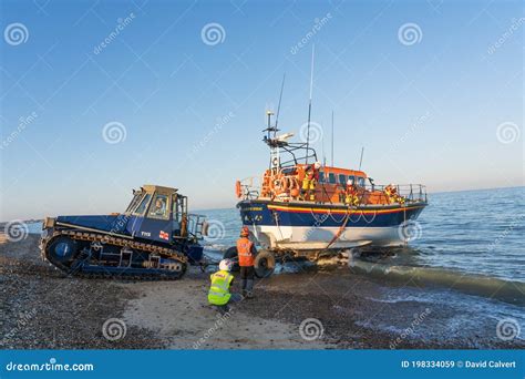 L équipage Du Bateau Préparent Le Canot De Sauvetage D aldeburgh Pour