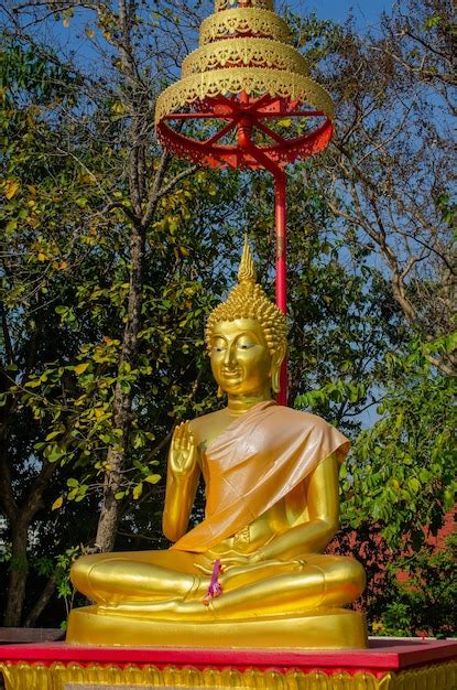 Estatua Dorada De Un Buda Sentado En El Templo Del Gran Buda En Pattaya