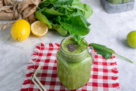 Smoothie Verde Sano De La Espinaca En Una Taza Del Tarro Adornada Con