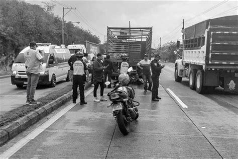 Motorista no se detiene e impacta en parte trasera de un camión