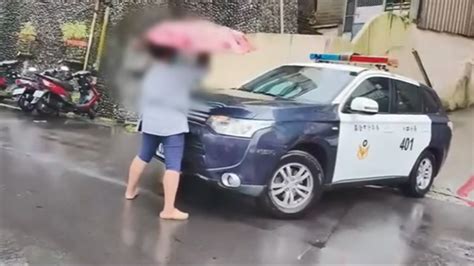 真的很生氣！婦雨中攔警車 只為檢舉違停│爭執│tvbs新聞網