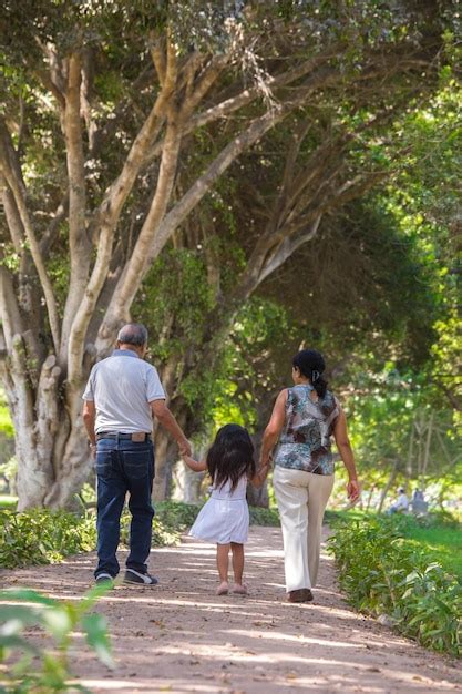 Una Familia Camina Por Un Sendero Con Un Rbol Al Fondo Foto Premium