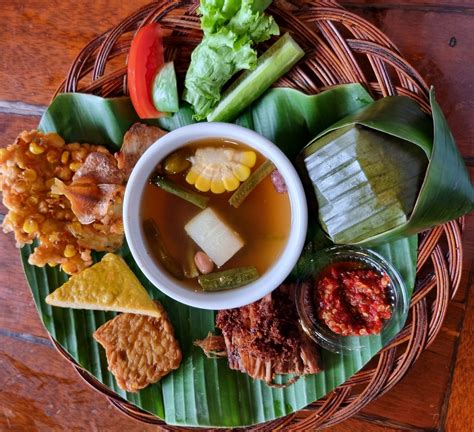 Menikmati Cita Rasa Nasi Timbel Khas Sunda Kolom Desa