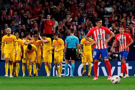 Lewandowski Powered Barca Thrash Atletico To Stay In Title Race