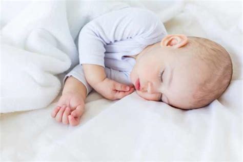 Can 1-Year-Old Sleep With A Blanket? (Safe Alternatives)