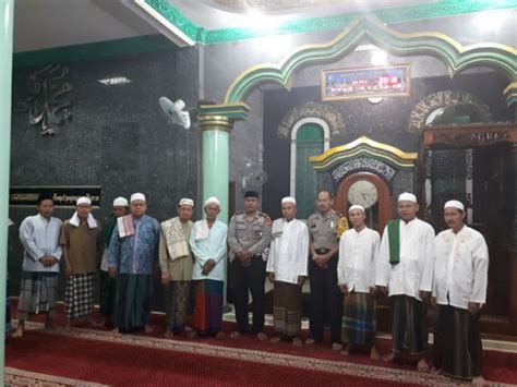 Kanit Lantas Iptu Iswono SH Melaksanakan Sholat Subuh Berjamaah Di