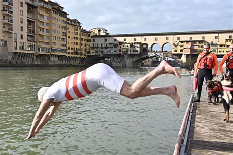 Giani Si Tuffa In Arno A Firenze Per La Tradizione Di Capodanno Gonews It