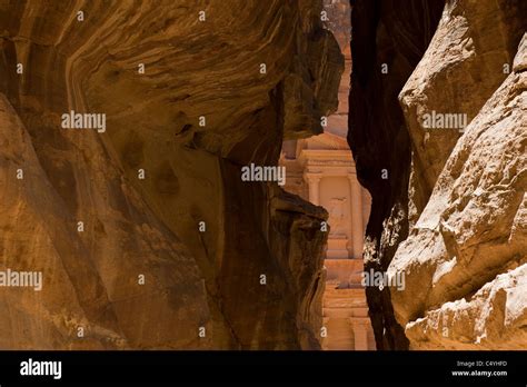 Petra Jordania La Entrada A La Antigua Ciudad Mostrando El Tesoro