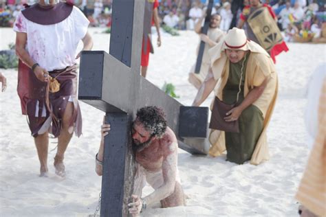 Viacrucis en playa de Cancún en Sábado de Gloria LectorMx