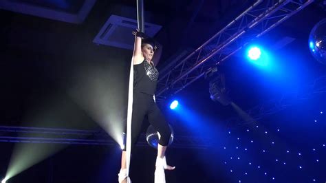 Aerial Silk Act Marion Thewessen Op Feest Van Andre 50 Skyfall